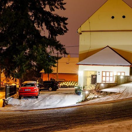 Restaurace A Penzion Pod Hradem Hotel Zlín Eksteriør billede