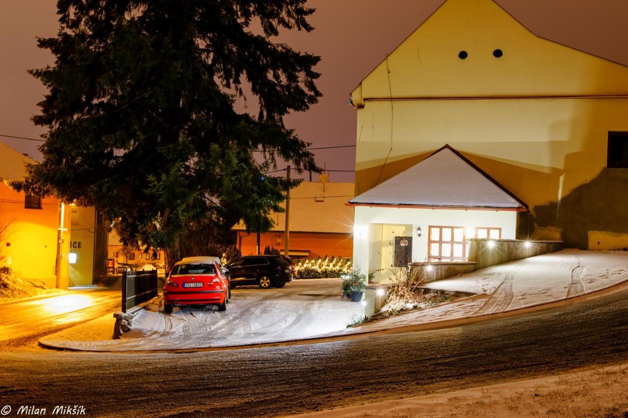 Restaurace A Penzion Pod Hradem Hotel Zlín Eksteriør billede